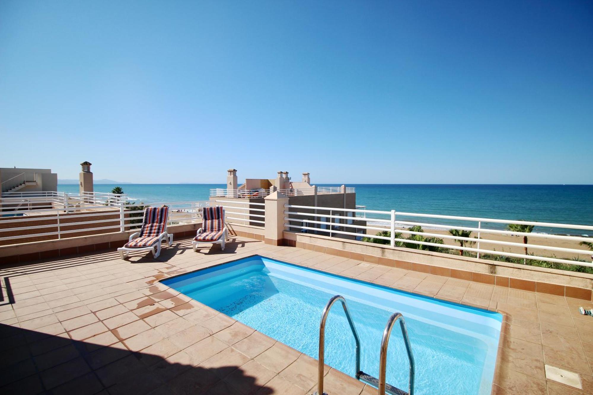 Atico Con Piscina Privada En Primera Linea Apartment Denia Ruang foto