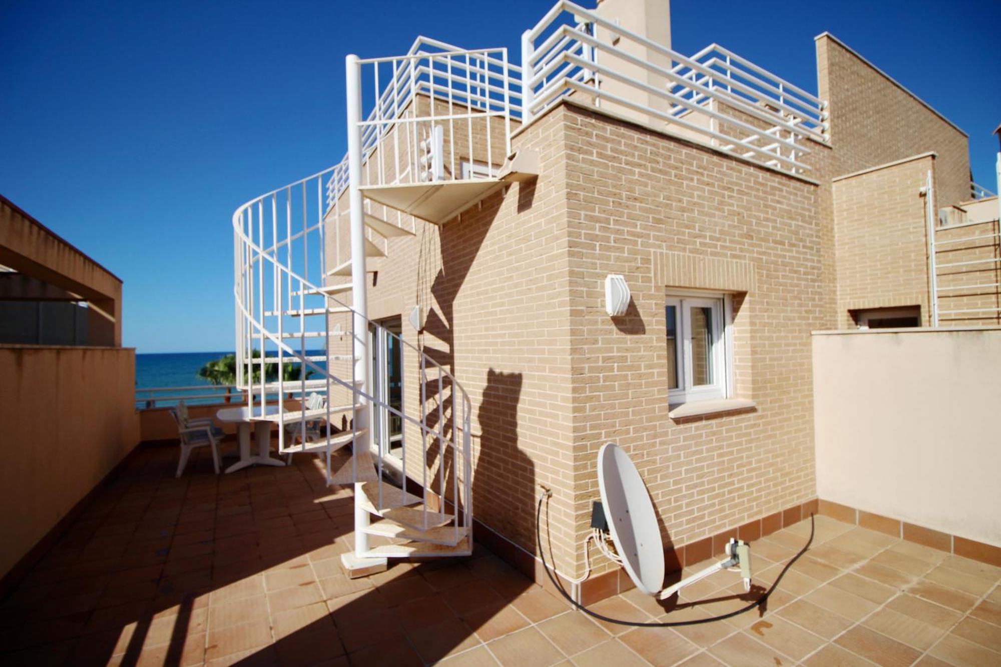 Atico Con Piscina Privada En Primera Linea Apartment Denia Ruang foto